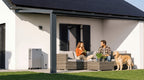 Batería Zendure en el jardín de una vivienda